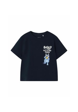 Tamsiai mėlynas medvilnės marškinėliai su pieštuku pavaizduota personažu Bluey, ant priekio spausdintu šviesiai mėlynos ir baltos spalvos tekstu „BLUELY, DARYKIME TAI!“.