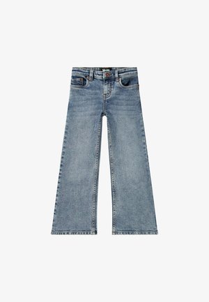 Jean large en denim bleu avec poches avant, passants de ceinture et fermeture à bouton, posé à plat sur un fond blanc.