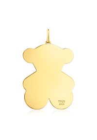 Ciondolo a forma di orso dorato con una superficie liscia e riflettente. Martellato "TOUS S925", presenta un design semplice con bordi arrotondati.