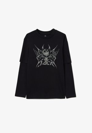 Camiseta negra de manga larga con un gráfico de un personaje con una cara similar a un cráneo, rodeado de diseños afilados y angulares en gris.