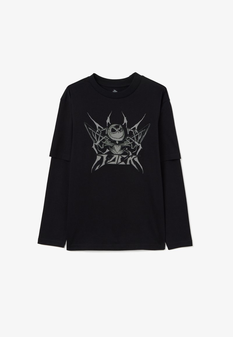 Camiseta negra de manga larga con un gráfico de un personaje con una cara similar a un cráneo, rodeado de diseños afilados y angulares en gris.