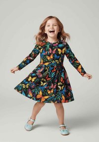 Sukienka z długim rękawem z czarnym tłem, ozdobiona kolorowym wzorem motyli i liści, z rozkloszowanym dołem i okrągłym dekoltem. Połączona z niebieskimi butami.