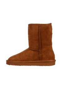 Botas de ante en color marrón claro hasta la pantorrilla con puntera redondeada, suela plana de goma y costuras visibles. Presenta un diseño simple sin adornos.