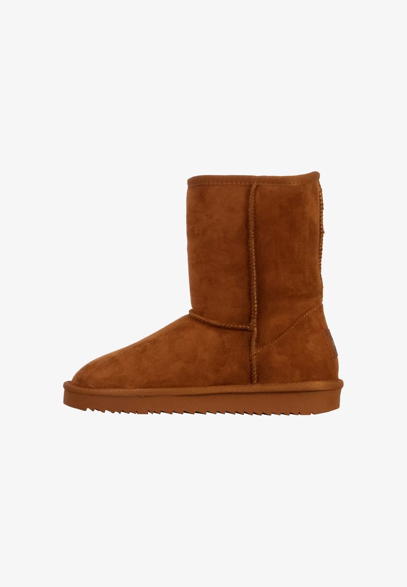 Bottes en daim beige mi-mollet avec une pointe arrondie, semelle en caoutchouc plate et coutures visibles. Présente un design simple sans embellissements.