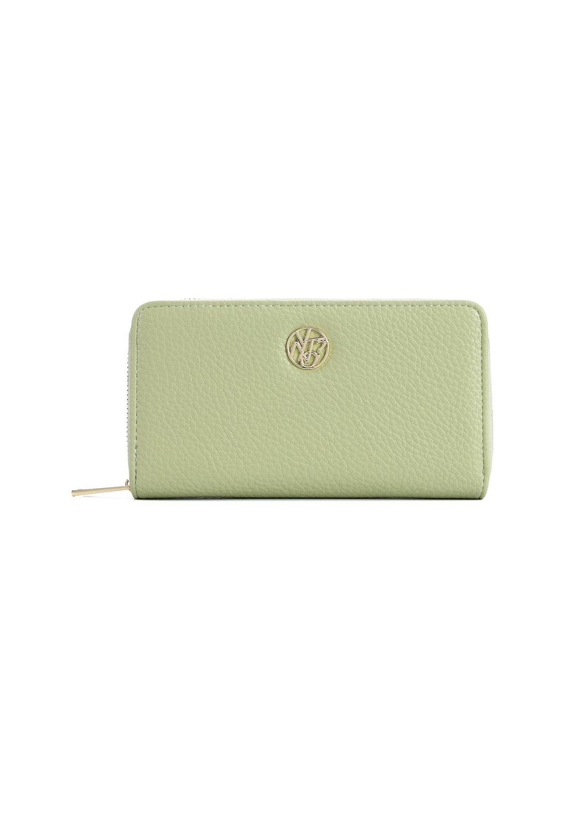 Portafoglio zip in pelle verde chiaro testurizzata con emblema rotondo dorato e zip dorata su sfondo bianco.