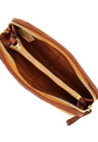 Clutch in pelle marrone con chiusura a zip, dotata di interno foderato, diverse fessure per schede e hardware della zip in tonalità dorata.