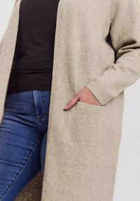 Vero Moda Curve VMCDOFFY LS LONG OPEN  NOOS - Gilet - sepia tint