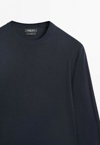 Ciemnogranatowy, bawełniany sweter z długim rękawem, żebrowanym okrągłym dekoltem i metką Massimo Dutti wszytą wewnątrz kołnierza.