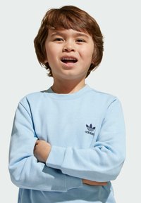 adidas Originals CREW SET - Verryttelyhousut - clear sky