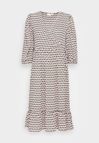 Vestido envolvente feito de tecido leve, apresentando um padrão geométrico em rosa e verde, mangas longas bufantes e uma bainha com babados.