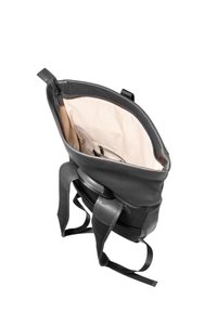 Črn usnjen nahrbtnik z reliefno površino, z zadrgo za zapiranje in bež tkaninsko notranjostjo. Vsebuje notranje žepe za organizacijo.