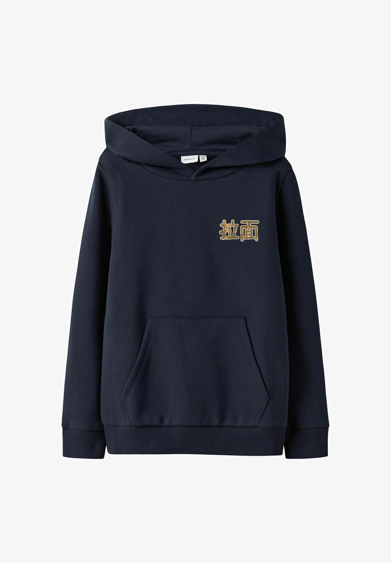 Felpa blu navy in morbido misto cotone, con tasca frontale, polsini a coste e un grafico ricamato in oro sul petto.