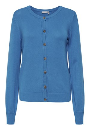 Blå kofta i mjukt stickat material. Har rund halsringning, långa ärmar, ribbade muddar och knappstängning med bruna knappar.