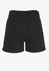 Shorts de mezclilla negra con cinturilla elástica, dos bolsillos traseros, dobladillo con vuelta y una textura suave.
