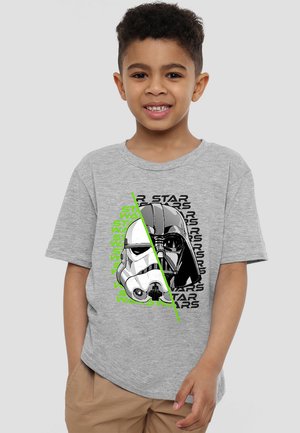 Graues T-Shirt mit schwarzer und weißer Grafik eines Stormtroopers und Darth Vader, akzentuiert mit grünem "Star Wars"-Text und einer diagonalen Linie.