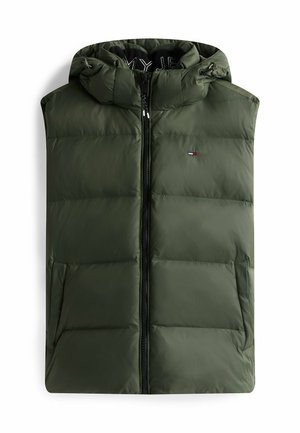 Chaleco acolchado verde con cremallera frontal, capucha ajustable y acento de logo. Presenta un diseño acolchado y bolsillos laterales para almacenamiento.