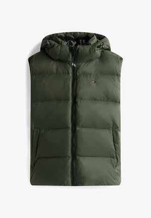 Gilet rembourré vert avec fermeture éclair à l'avant, capuche ajustable et accent de logo. Dispose d'une texture matelassée et de poches latérales pour le rangement.