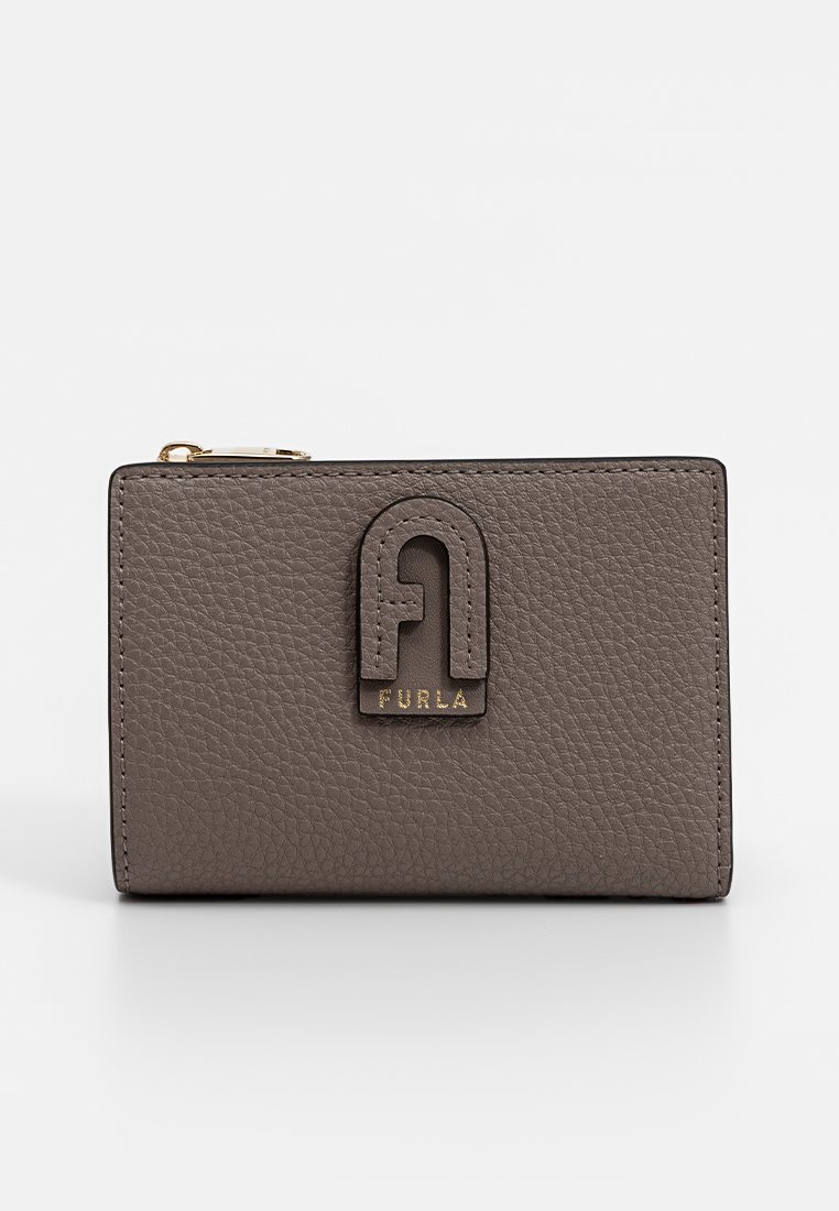 Portafoglio in pelle grigia con texture, logo frontale, hardware dorato e scomparto con cerniera. Forma rettangolare. Finitura liscia.