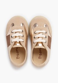 Béžové semišové boty se zlatými a hnědými akcenty, zaoblenou špičkou, klasickým zavazováním na tkaničky a texturovanou gumovou podrážkou.