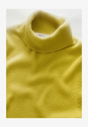 Gul rippet turtleneck sweater med en foldet krave. Stoffet ser blødt ud med synlig tekstur. Mærket viser "NEXT."