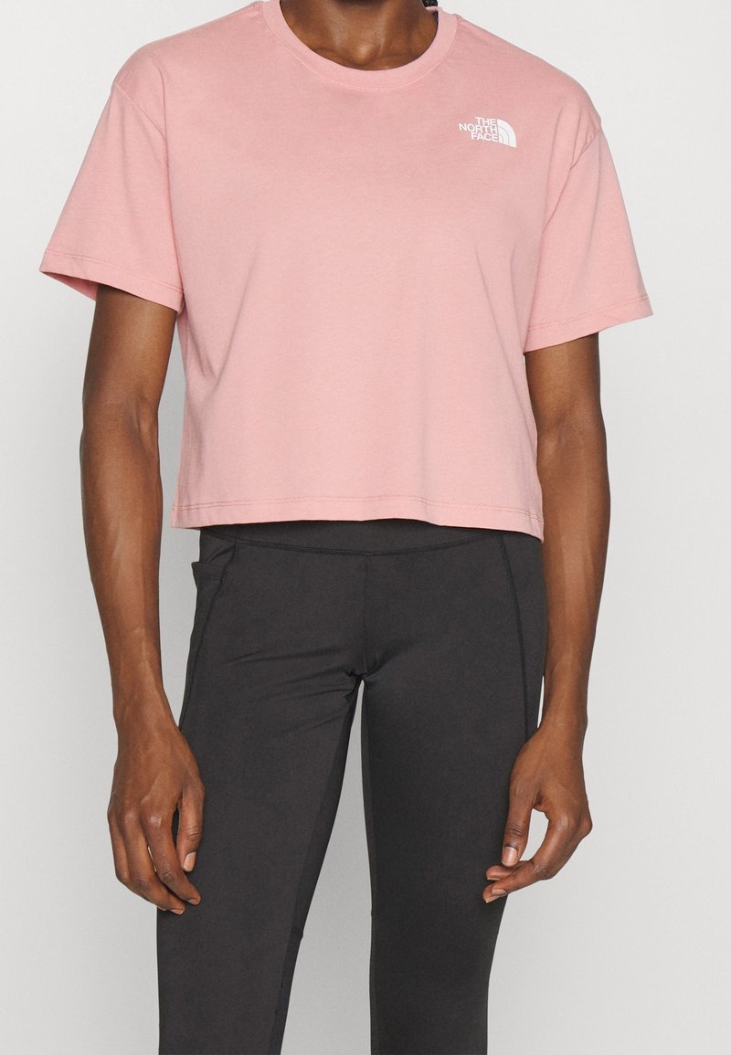 Roze cropped t-shirt van zacht katoen met een ronde halslijn en korte mouwen. Bevat een wit logo op de linkerkant van de borst.