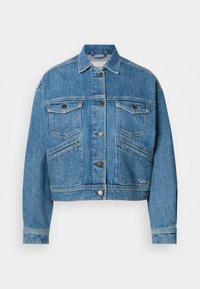 Μπλε τζιν μπουφάν με κοντή σχεδίαση, διαθέτει δύο τσέπες στο στήθος, πλαϊνές τσέπες και κουμπιά για κλείσιμο. Κλασικές ραφές σε όλο το ένδυμα.