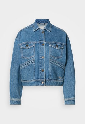 Chaqueta vaquera azul de diseño corto, con dos bolsillos en el pecho, bolsillos laterales y cierre de botones. Detalles de costura clásica en toda la prenda.