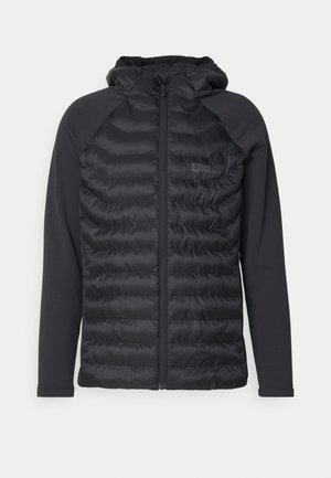 Schwarze Pufferjacke mit Kapuze, ausgestattet mit horizontalen Steppnähten, langen Ärmeln und einem Reißverschluss vorne. Weicher, dehnbarer Stoff an den Ärmeln.