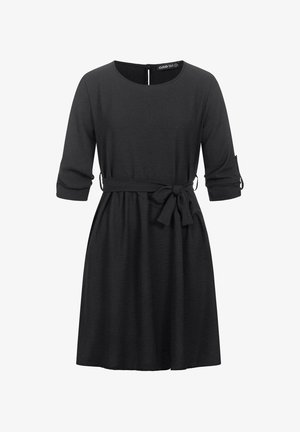 Melnas kleitas ar apaļu kakla izgriezumu, trīs ceturtdaļu piedurknēm, regulējamu jostu viduklī un mīkstu auduma tekstūru. Aizmugurējais caurums ar aizdari.