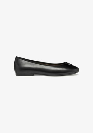 Ballerine en cuir noir avec bout arrondi, bord élastique et petit nœud sur le dessus. Surface lisse et semelle basse profilée.