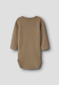 Długie rękawy w body w jasnobrązowym kolorze, wykonane z teksturowanej tkaniny. Posiada okrągły dekolt oraz zapięcia na napy na dole, co ułatwia zakładanie.