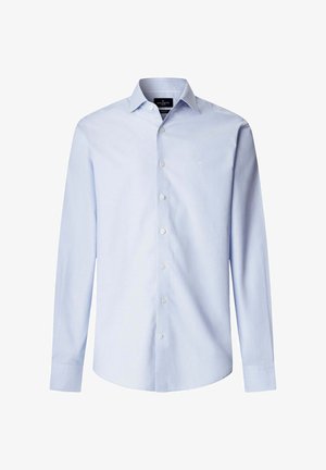 Jasnoniebieska koszula na długi rękaw z guzikiem, z klasycznym kołnierzykiem i subtelnym haftowanym logo na lewej piersi.