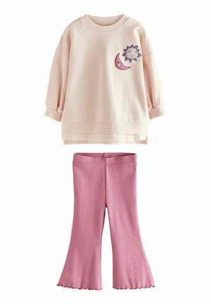 Top à manches longues rose clair pour enfants avec broderie soleil et lune, associé à un pantalon rose à côtes évasé.