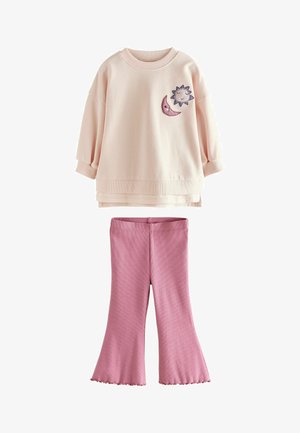 Camiseta de manga larga color rosa claro para niños con bordado de sol y luna, combinada con pantalones de canalé rosa acampanados.
