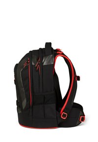 Zaino con un corpo in tessuto nero e accentuazioni rosse, spallacci imbottiti e molteplici scomparti con zip. I pannelli testurizzati aggiungono durabilità.