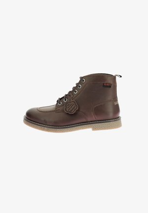 Bottes cheville en cuir marron avec un design à lacets, semelle texturée et semelle en caoutchouc. Comprend une étiquette décorative sur le côté.