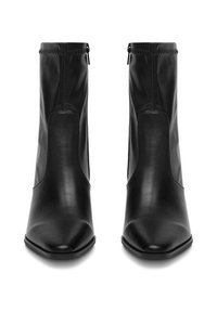 Para czarnych, skórzanych butów do połowy łydki z ostrymi czubkami, bocznymi suwakami i lekko kwadratowymi podeszwami, ustawionych frontem na białym tle.