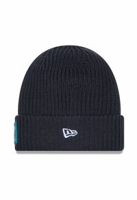 Schwarze gestrickte Mütze mit umgeschlagenem Saum, die ein kleines weißes Logo auf der Vorderseite und ein türkisfarbenes Etikett an der Seite trägt.