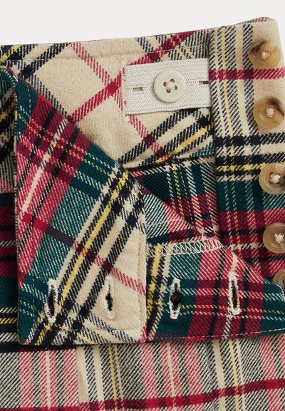 Karirana srajca v bež, rdečih, zelenih in rumenih odtenkih, ki ima gumbasto zapiranje, vidno šivano in teksturirano tkanino.