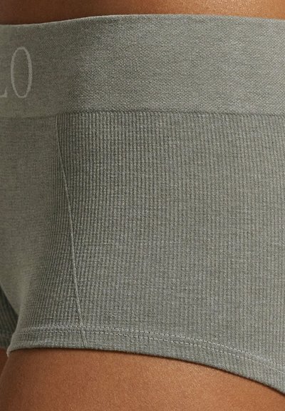 Šedé bavlněné hipsterské spodní prádlo s žebrovanou texturou a hladkým pasem s jemným logem. Materiál vypadá měkký a elastický.