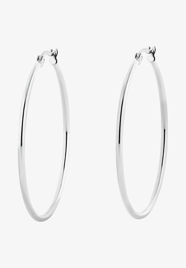 Paire de boucles d'oreilles créoles fines et lisses en argent avec fermoirs à clapet, présentées sur fond blanc.