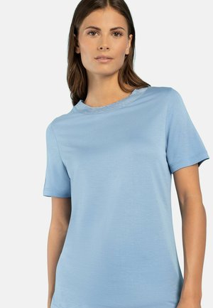T-shirt bleu clair à manches courtes avec un col rond, fabriqué en tissu doux. Présente une texture subtile et une coupe décontractée.