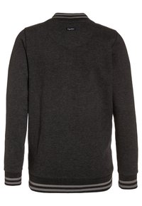 Sudadera gris oscuro de mangas largas, con cuello de canalé y acentos a rayas en los puños y la cintura. Textura suave con un diseño minimalista en la parte de atrás.