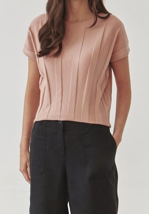 Rosa gestricktes Kurzarmoberteil mit vertikaler Ripptextur, rundem Halsausschnitt und einem leicht lockeren Schnitt, kombiniert mit schwarzen hochtaillierten Hosen.