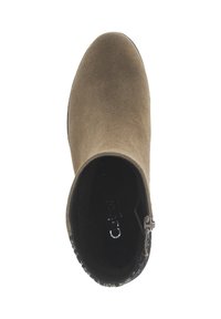 Bottine en suede marron avec un bout rond, texture lisse, couture subtile et fermeture éclair sur le côté. Semelle plate.