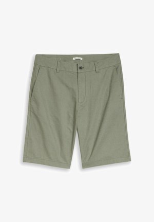 Shorts chinos pour hommes de couleur vert olive clair avec passants de ceinture, bouton à l'avant, fermeture éclair et poches latérales, présentés sur un fond blanc.