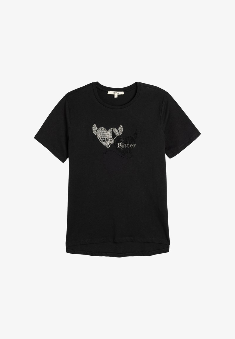 Sort kortærmet t-shirt lavet af blød stof med et grafisk design af to hjerter, "Sweet" i sølv og "Bitter" i sort tekst.