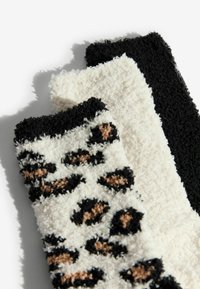 Kolm pári pehmeid sokke. Värvid: must, valge ja kreemjas leopardimustriga. Pehme, tekstuuriga kangas, kus on luksuslikud detailid.