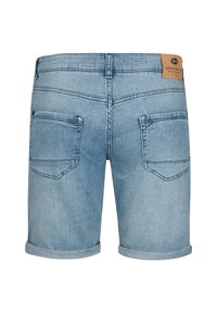 Pantalones cortos de mezclilla azul claro con dobladillo enrollado, que cuentan con dos bolsillos traseros y una etiqueta de cuero marrón en la cintura.
