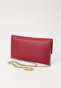 Rød faux skinn clutch med glatt overflate, utstyrt med en gullkjede stropp, smal rektangulær form og sydd detaljering langs kantene.